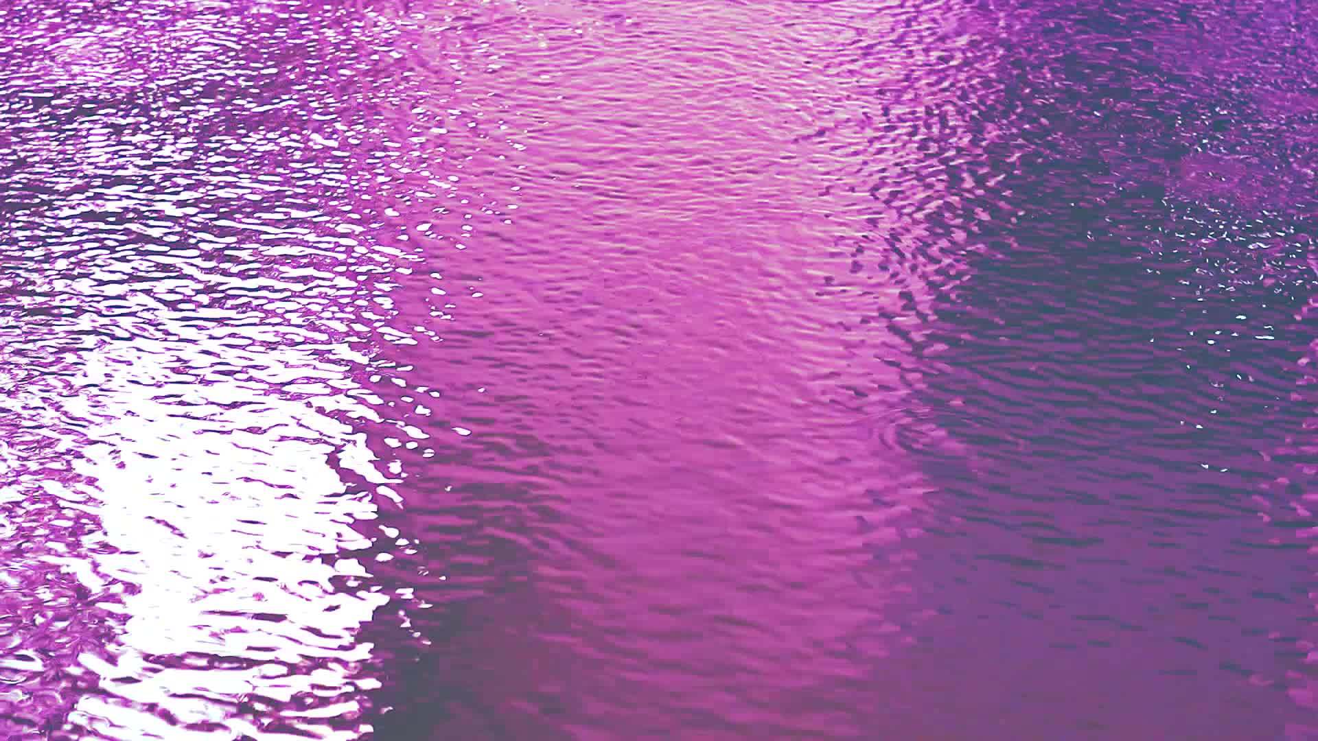 蓝色纯净清澈的水和粉红色紫色的反光粉红色紫色视频的预览图