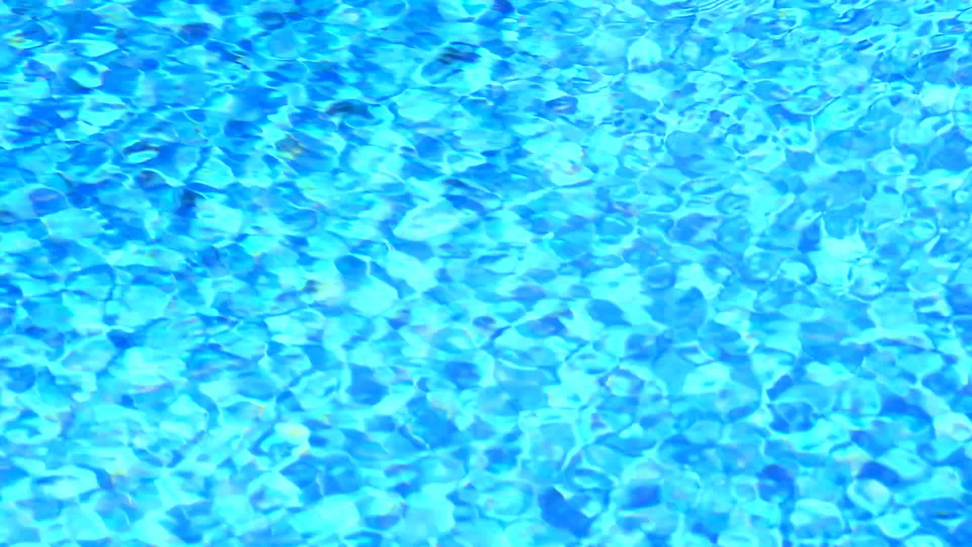 游泳池浅蓝色瓷砖中水面背景的波浪缓慢移动视频的预览图