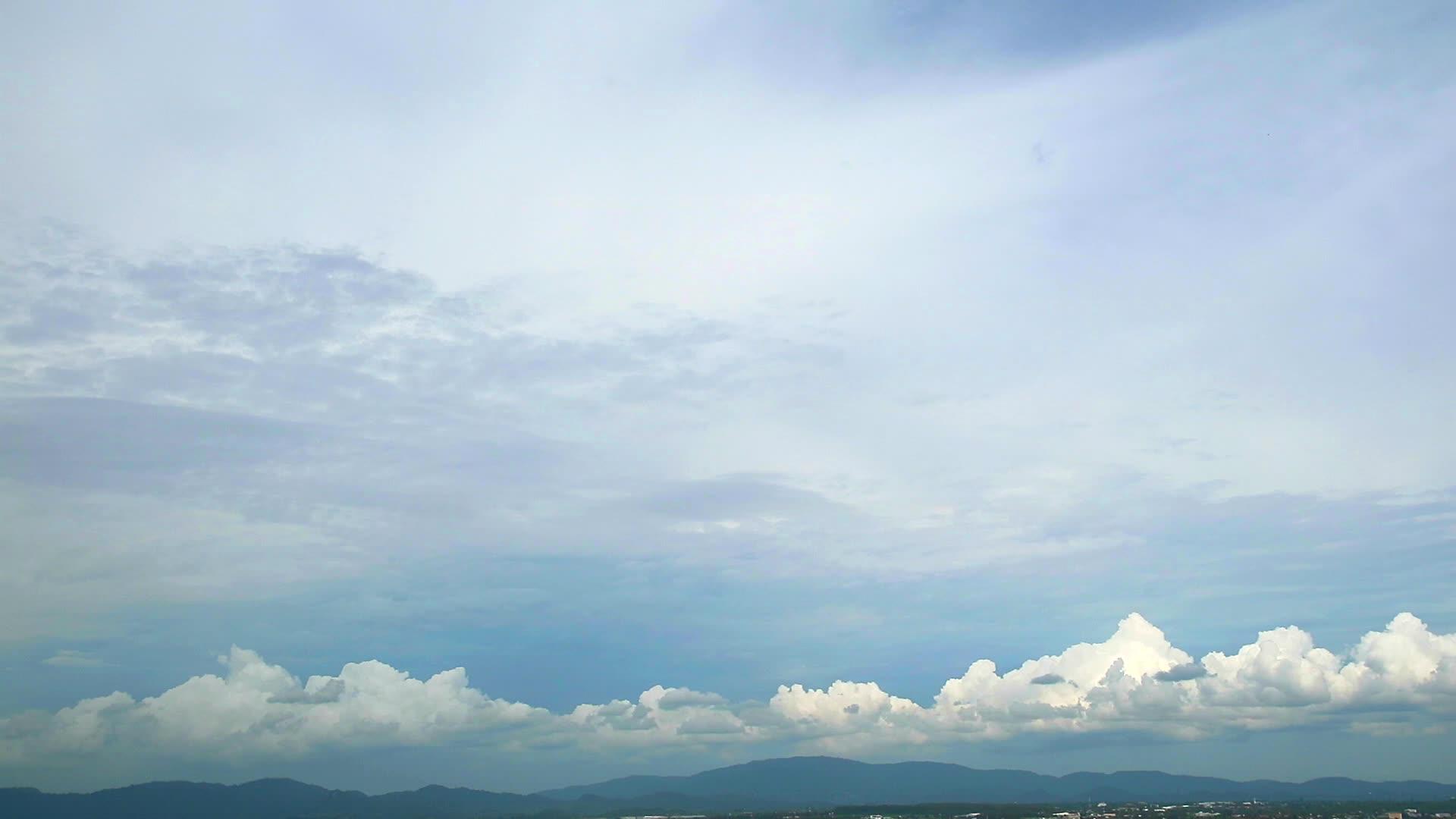 灰色的天空中有一个深风暴云飘过绿顶山视频的预览图