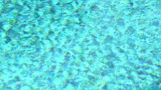 游泳池水面和地面背景的海浪缓慢移动视频的预览图