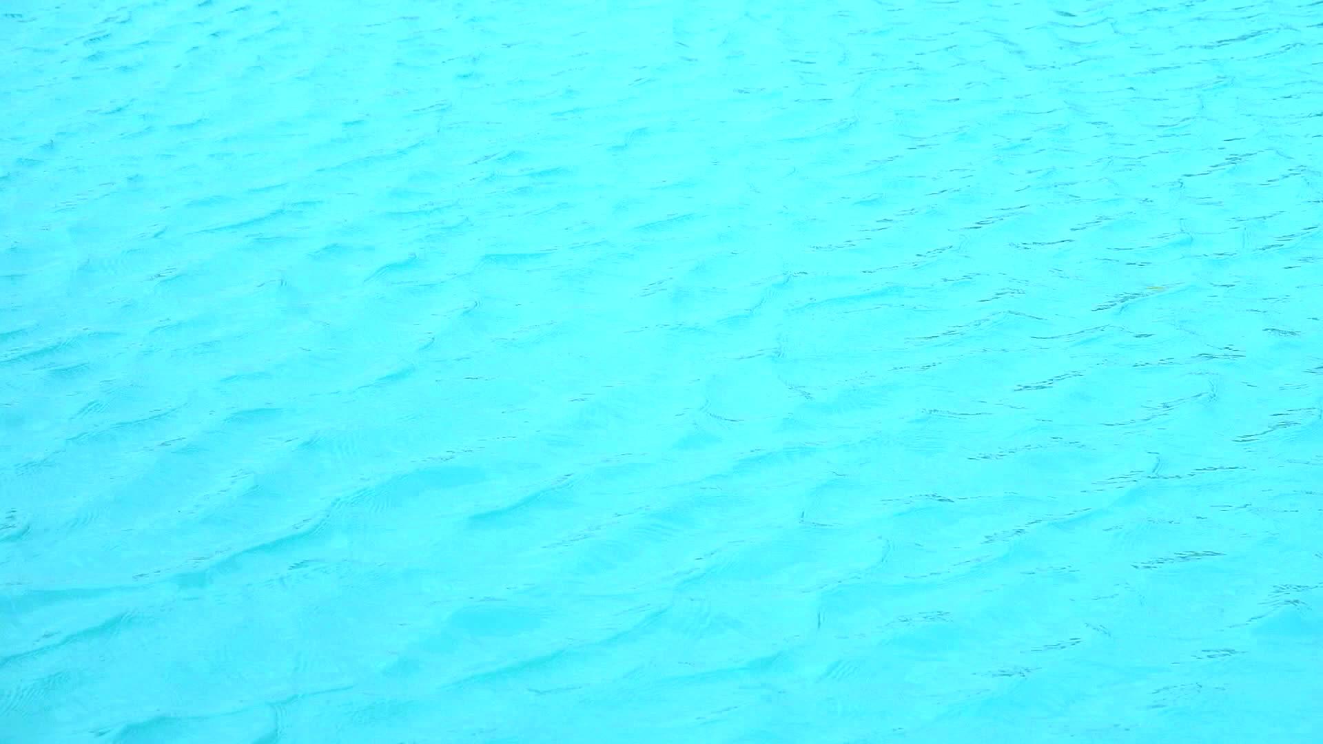 游泳时水面上的小波从左向右移动视频的预览图
