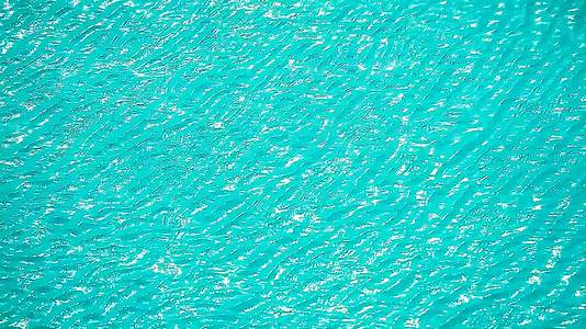 蓝色地表波水在池塘中的抽象多彩背景图反射视频的预览图