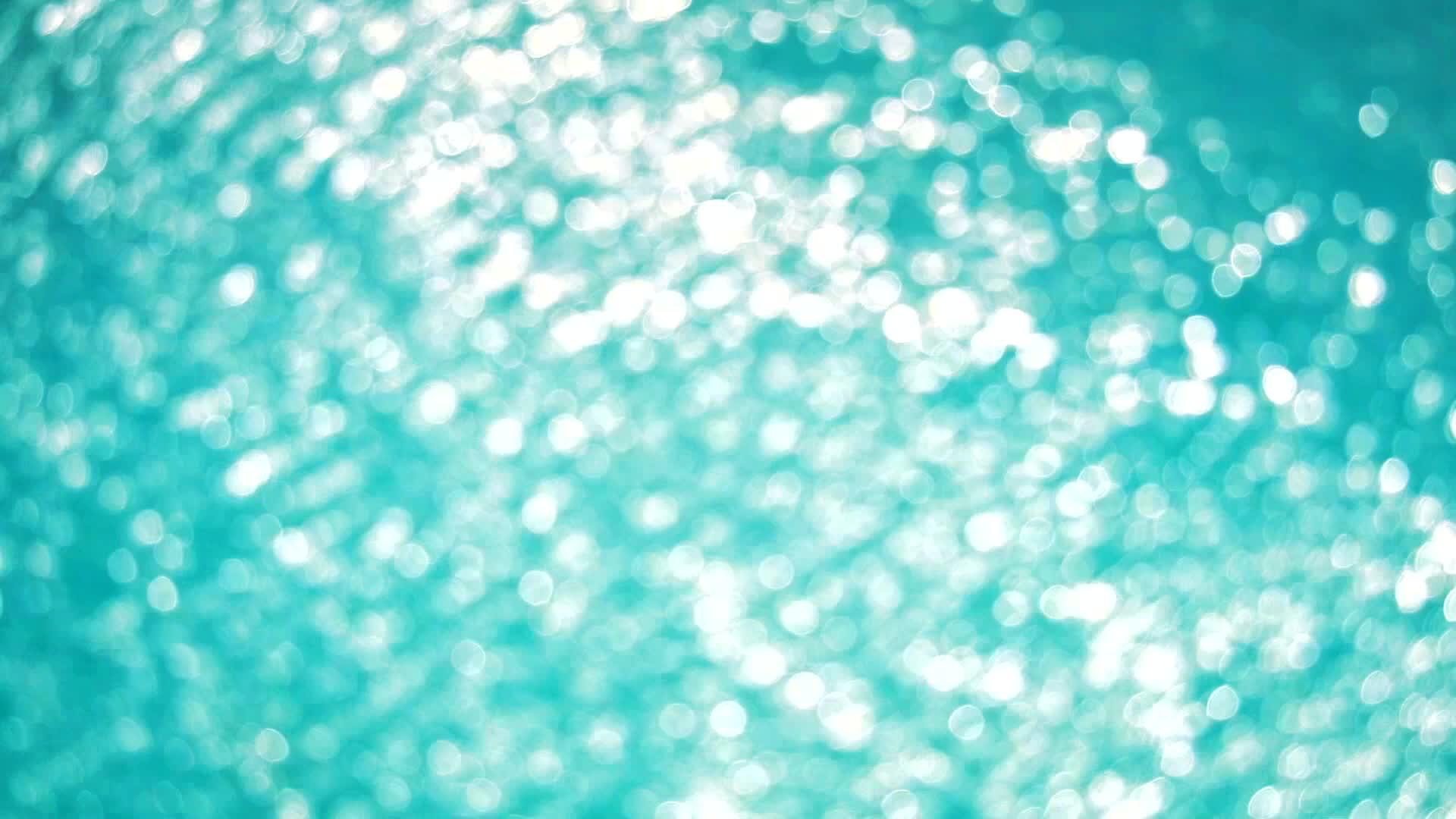 池塘表面的蓝色波浪水抽象着模糊的颜色视频的预览图