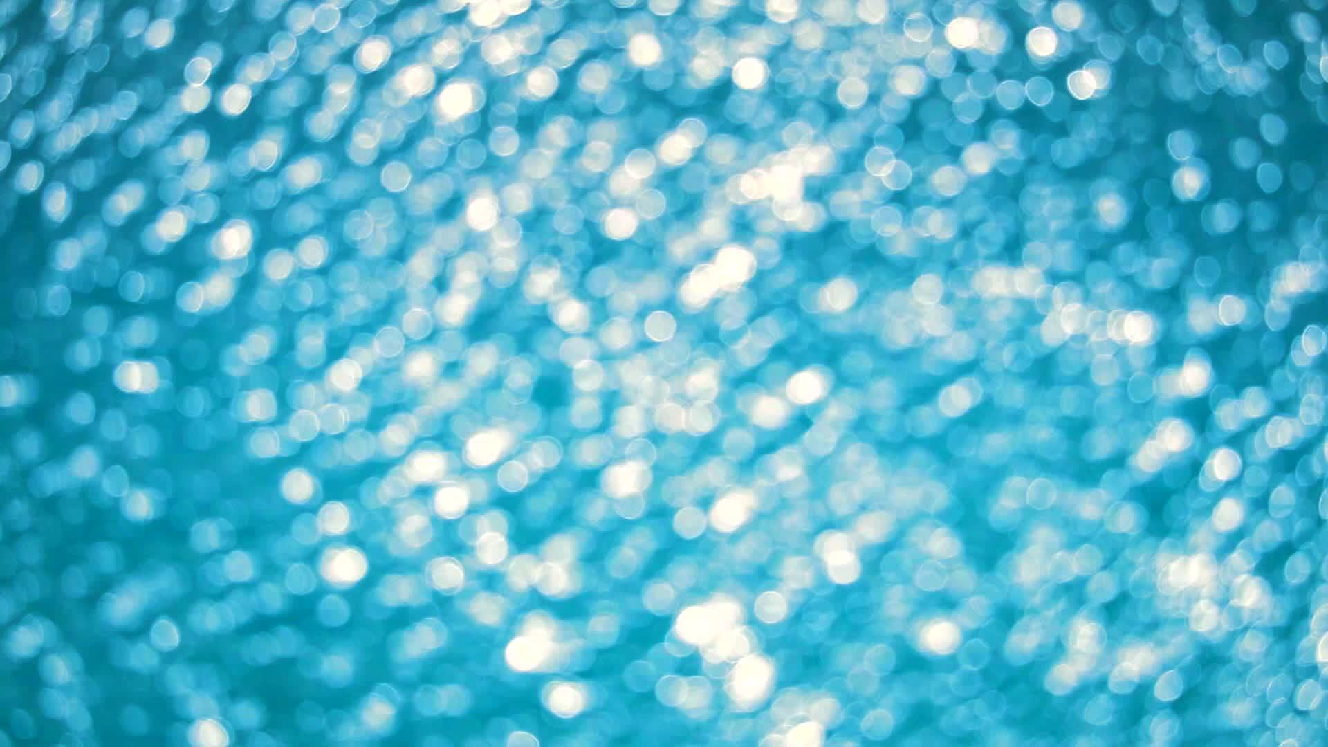 池塘表面的蓝色水面反射阳光视频的预览图
