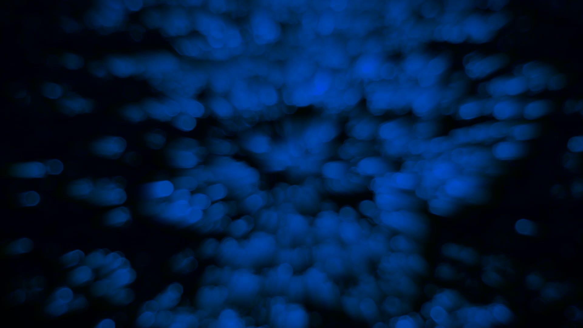 水面模糊和bokeh反光暗蓝视频的预览图