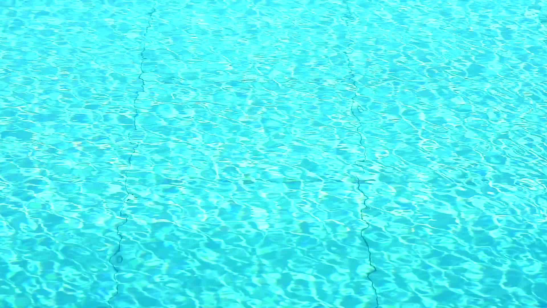 水面上的小浪在浅蓝色的游泳地板上视频的预览图