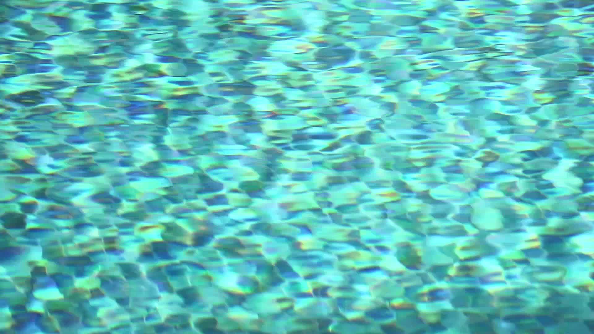 水下游泳池水面慢运动波视频的预览图