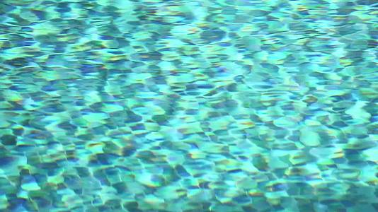 水下游泳池水面慢运动波视频的预览图