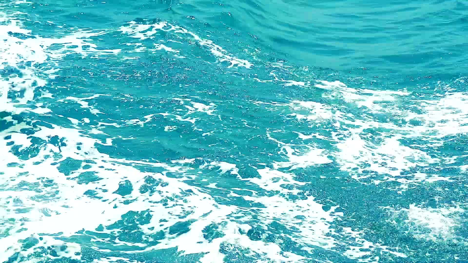 当海洋和水面上的船是蓝色的时候视频的预览图