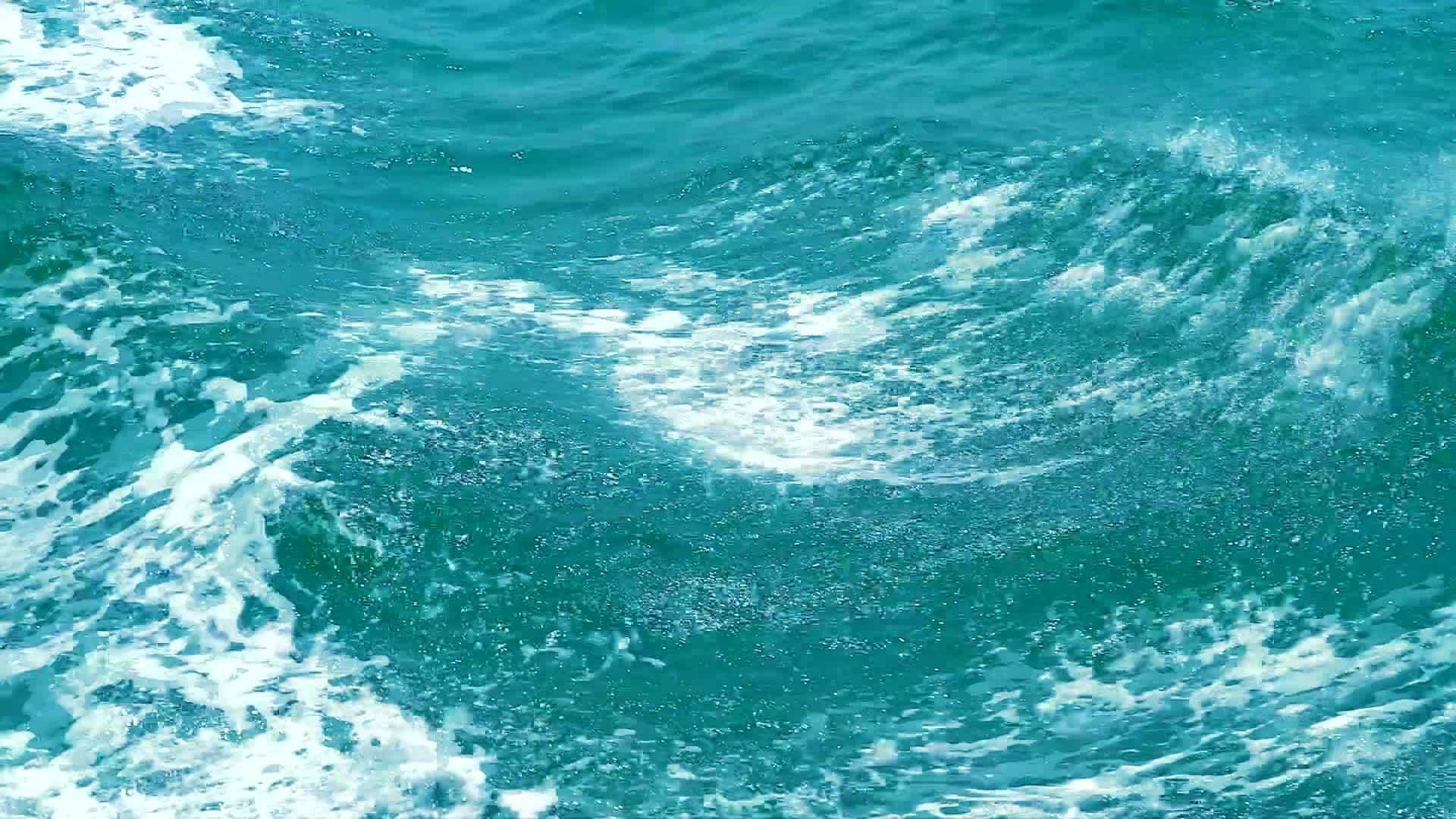 当海面和水面上的船是蓝色的时缓慢的波浪泡沫视频的预览图
