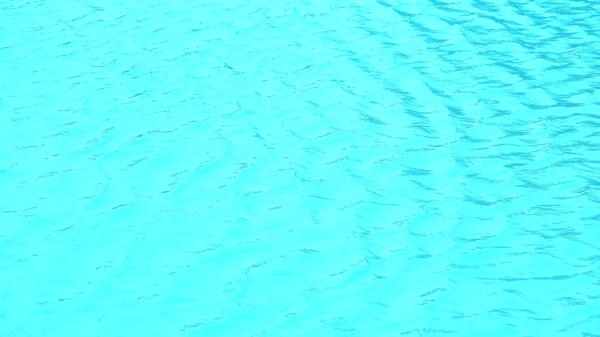 在浅蓝色的游泳地板上小波左右移动到水面视频的预览图