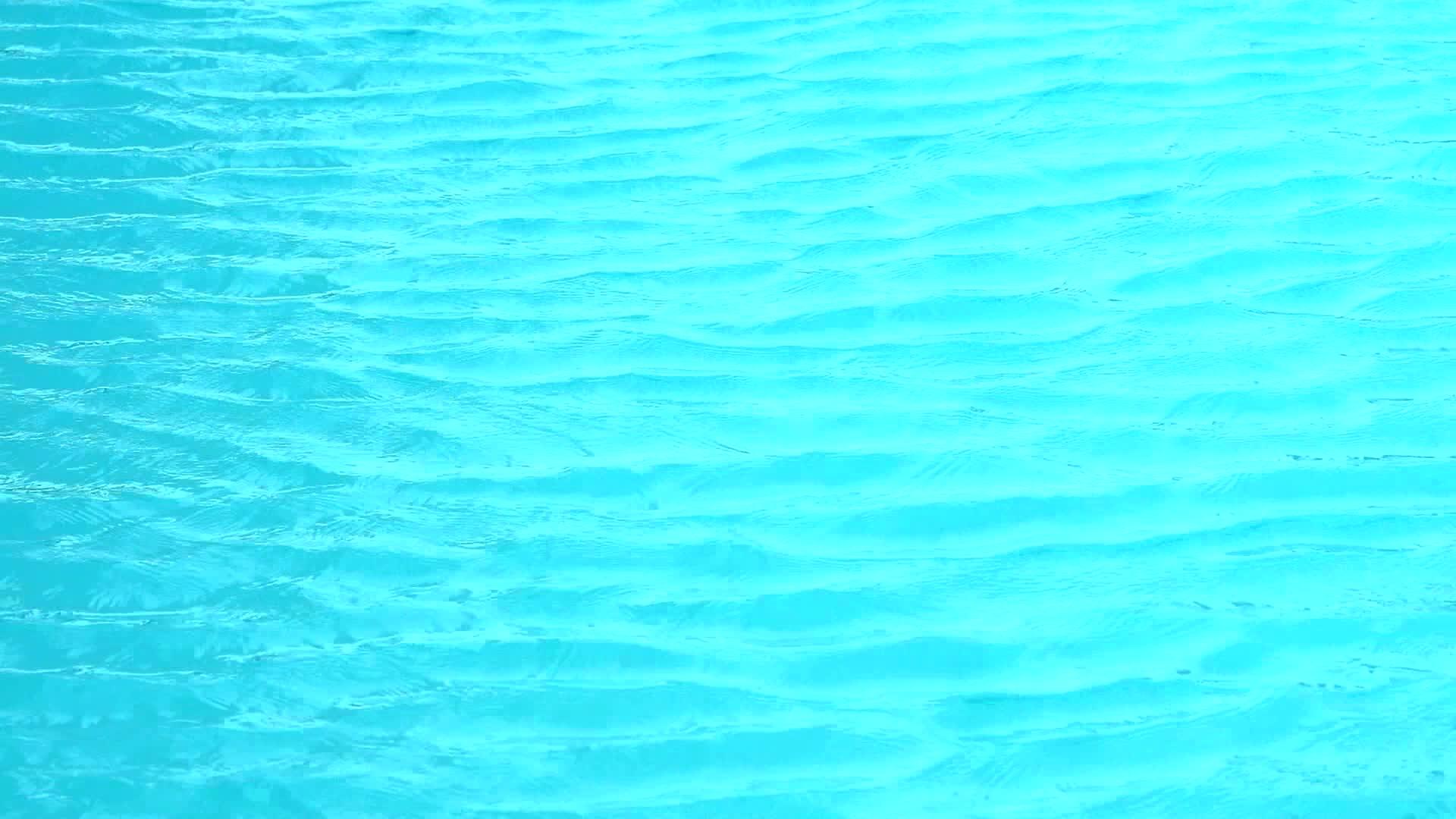 在水面上用浅蓝色游泳视频的预览图