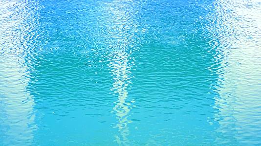 在清澈的水面上快速移动水蓝色视频的预览图