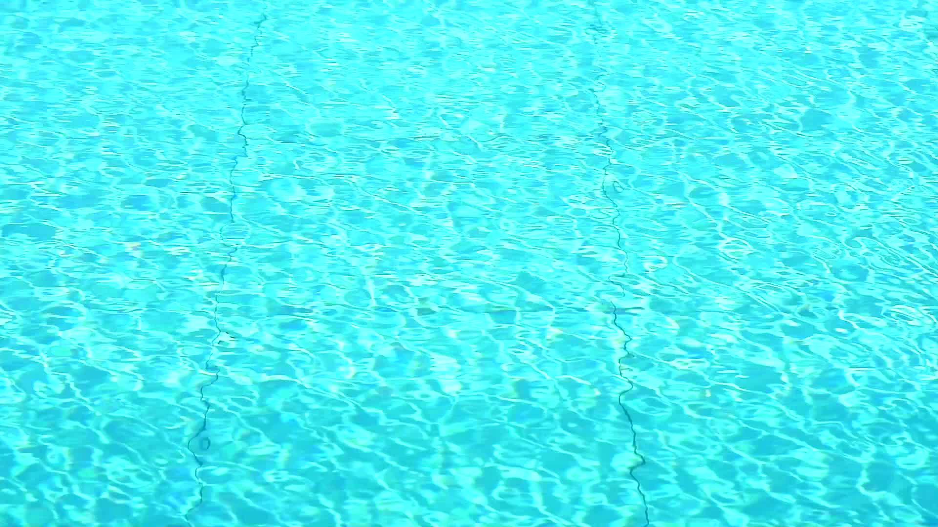 浅蓝色的小波浪在水面上游泳视频的预览图