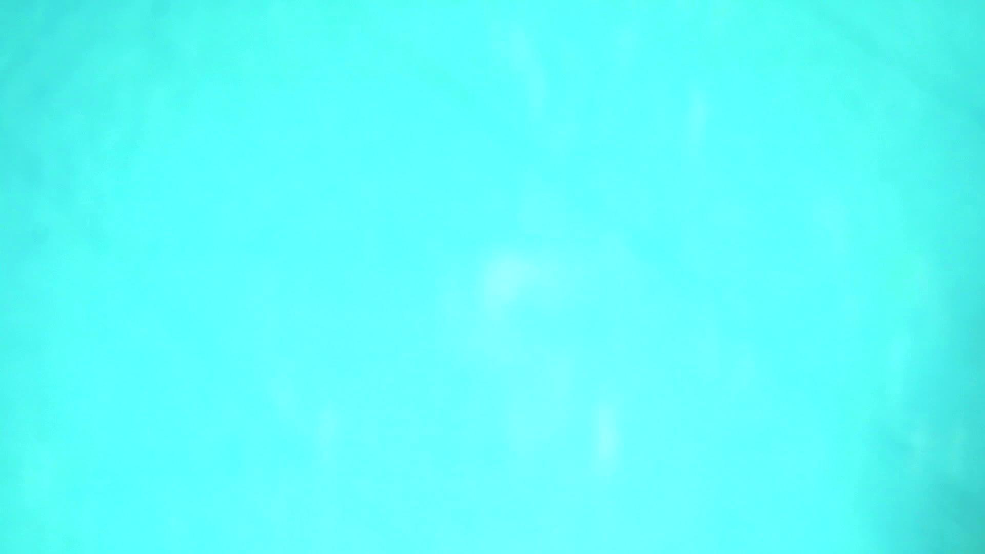 一个模糊的蓝色小波从一对泳池的水面流出视频的预览图