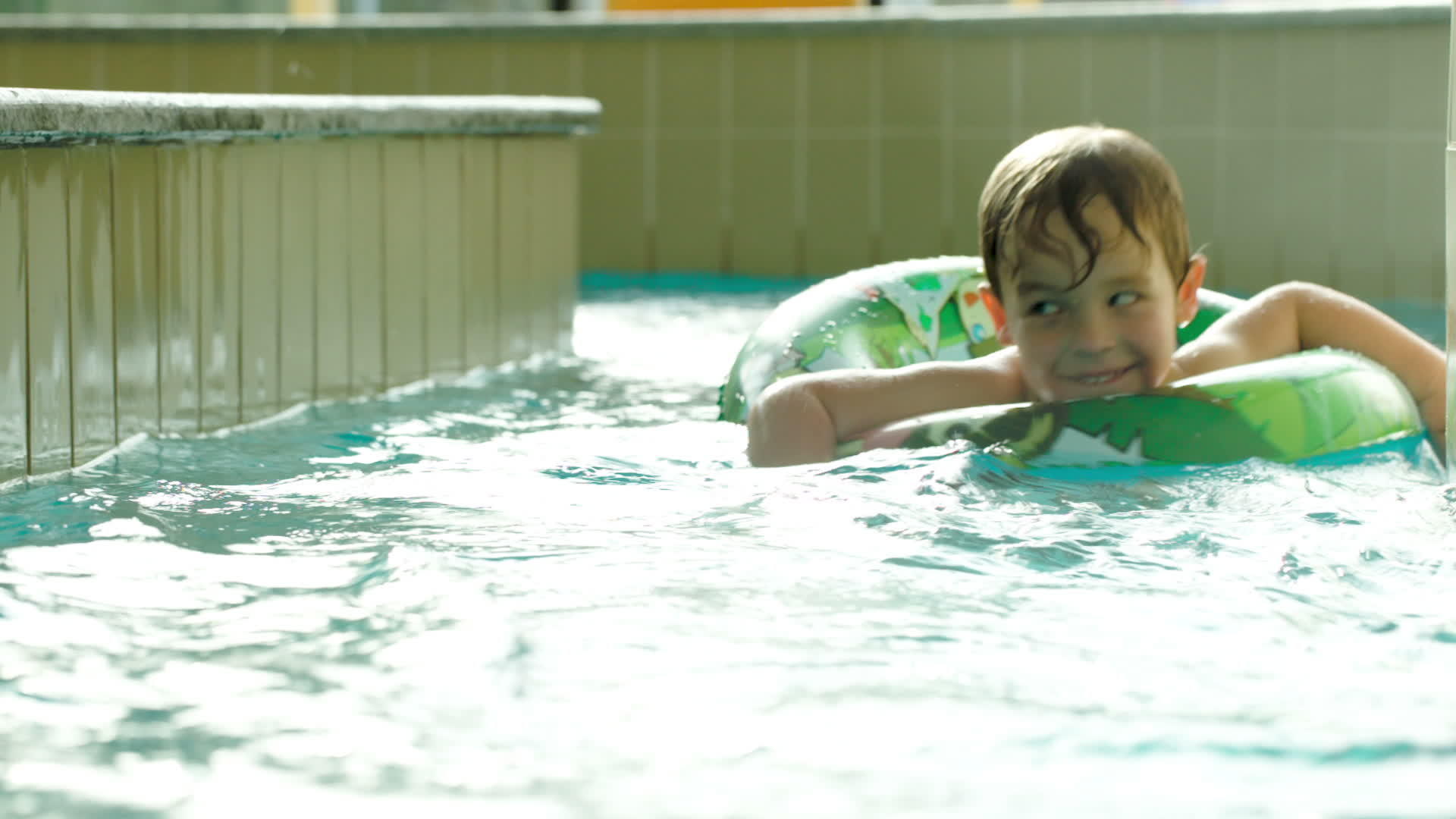 男孩在水迷宫里用橡皮环游泳视频的预览图