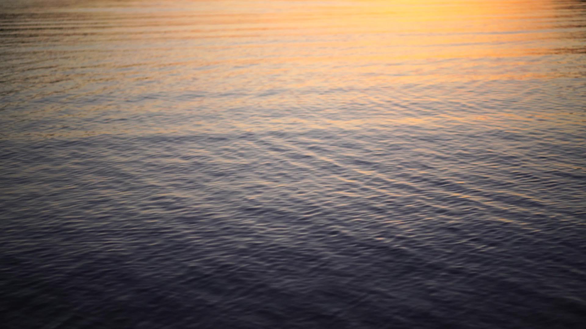 自然水背景与日落反射视频的预览图