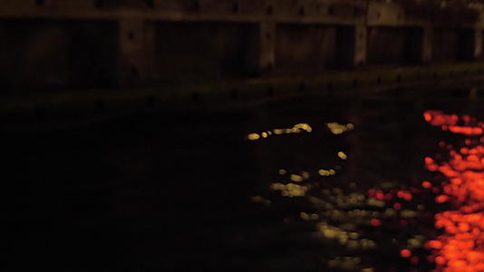 在夜间移动的船上我们可以看到河浪在阿姆斯特丹的黑暗中视频的预览图