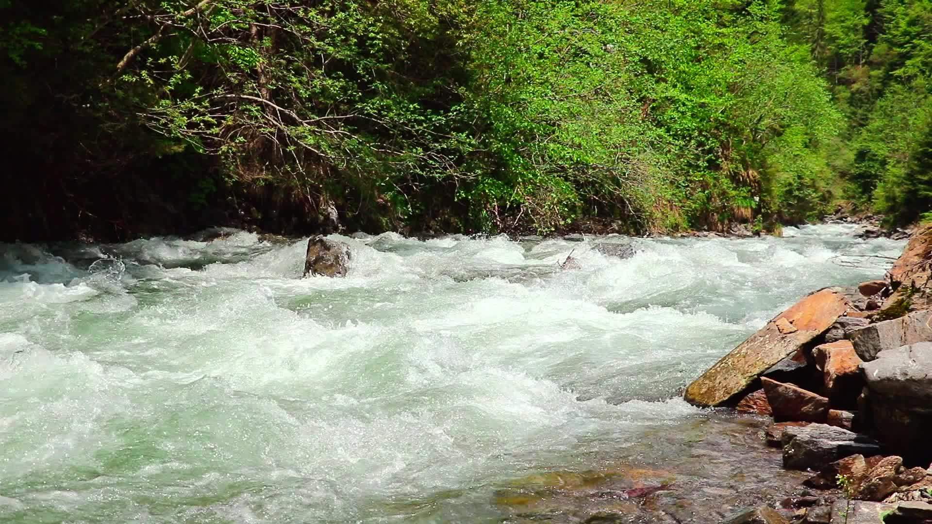 山区小山河有冷清水视频的预览图
