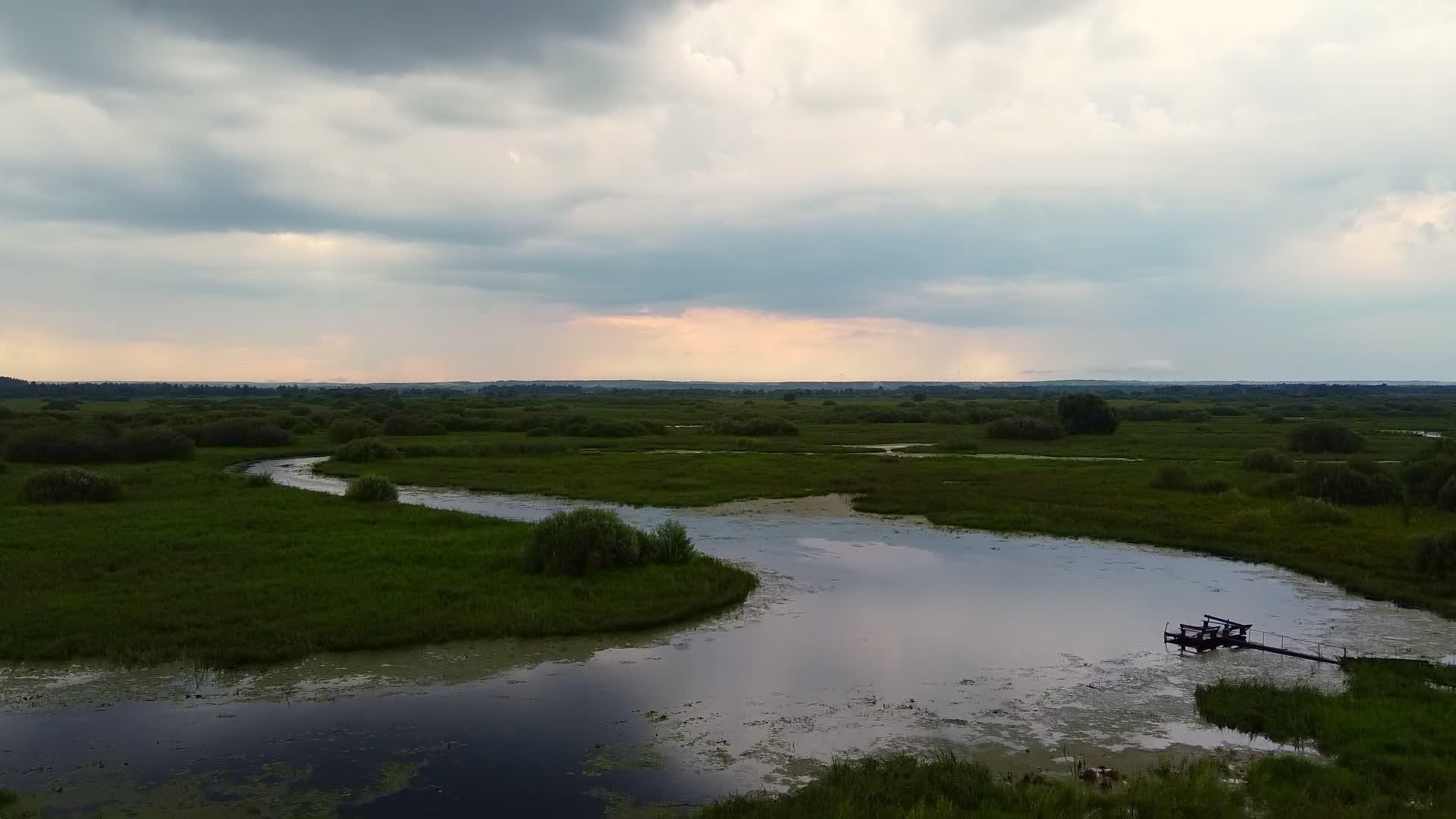 晚上下雨前无人驾驶飞机飞越了一条多风的河流视频的预览图