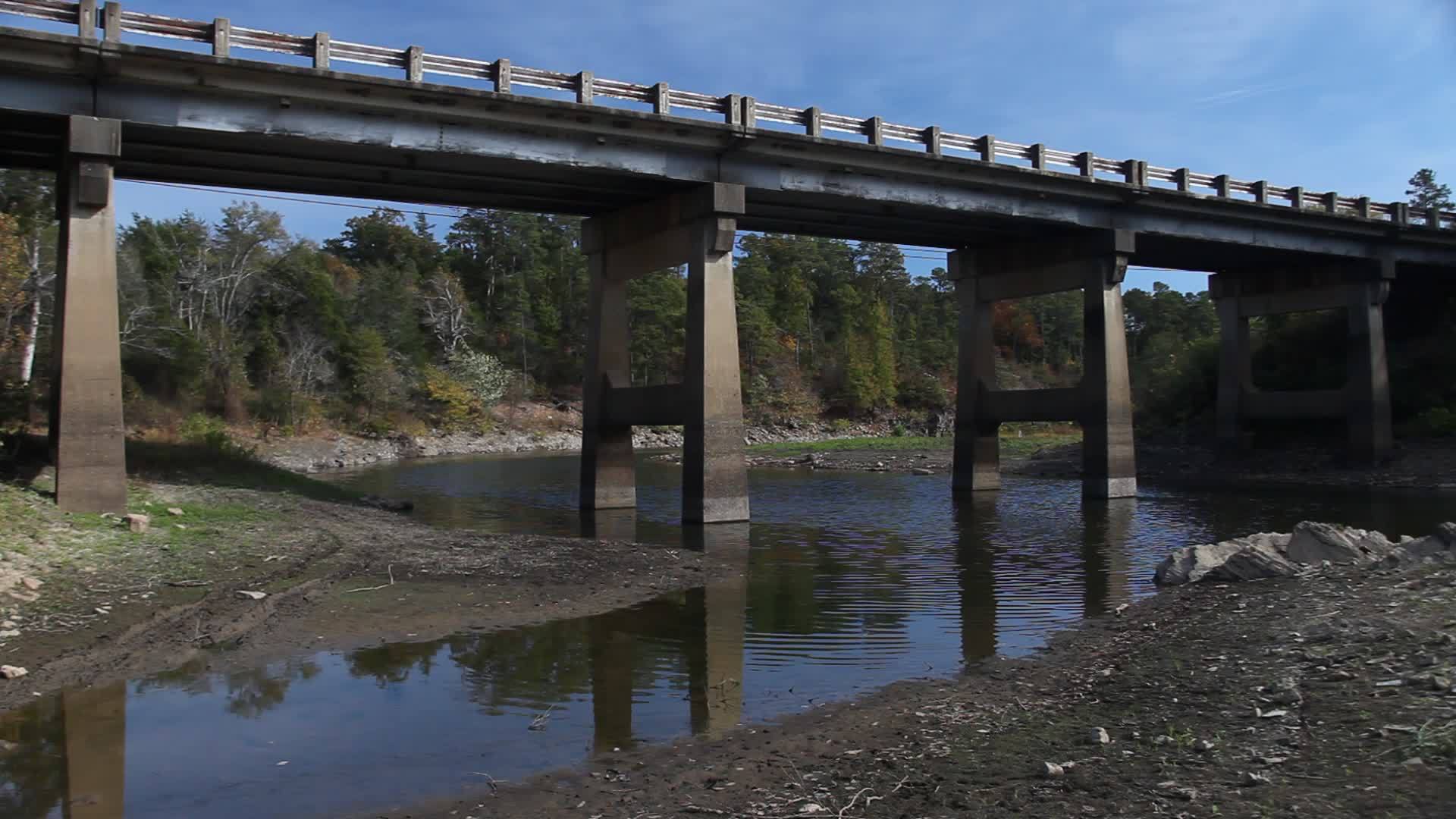 水下位于阿尔肯萨斯的一座桥下视频的预览图
