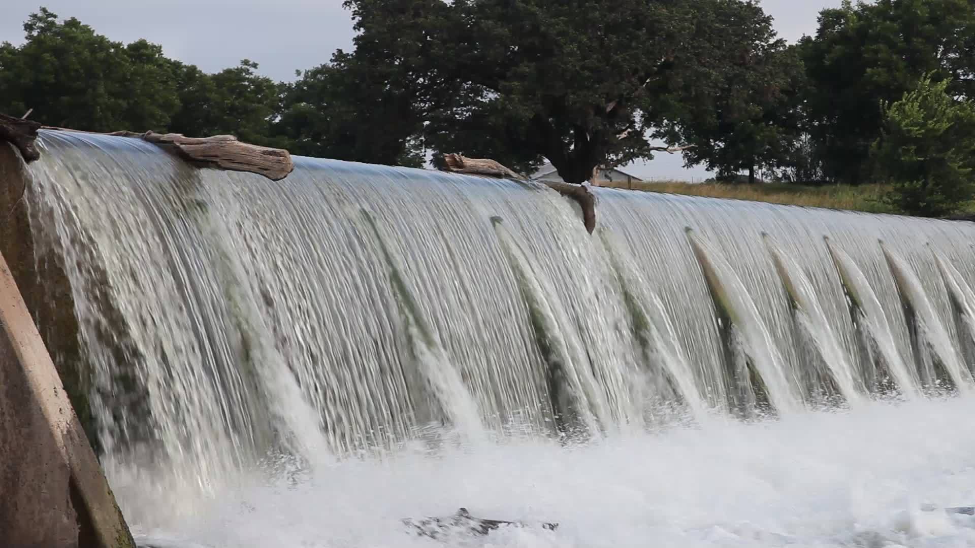 水流过大坝Pedernales河上视频的预览图