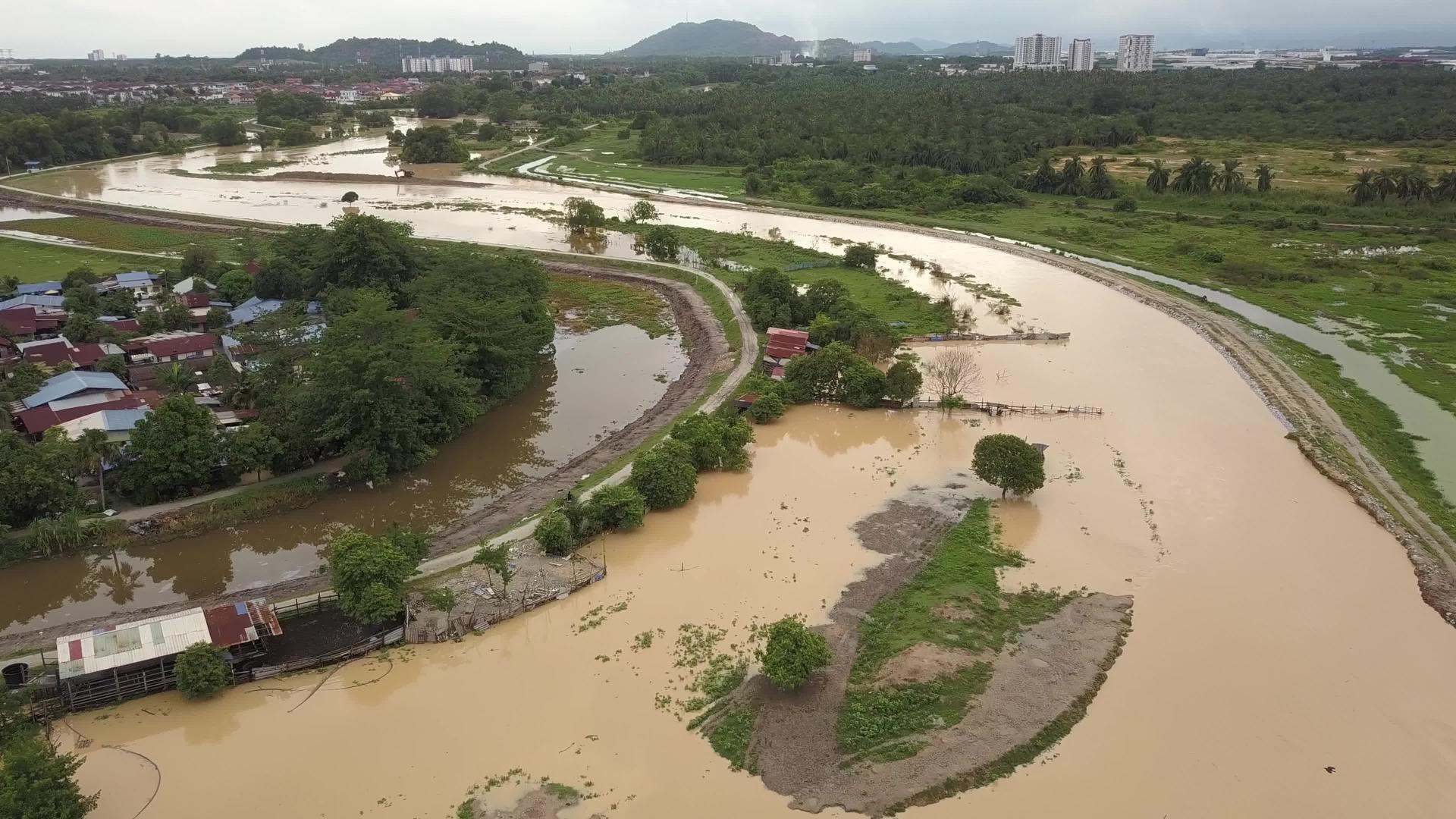 水淹在河边Kampung房屋的田地视频的预览图
