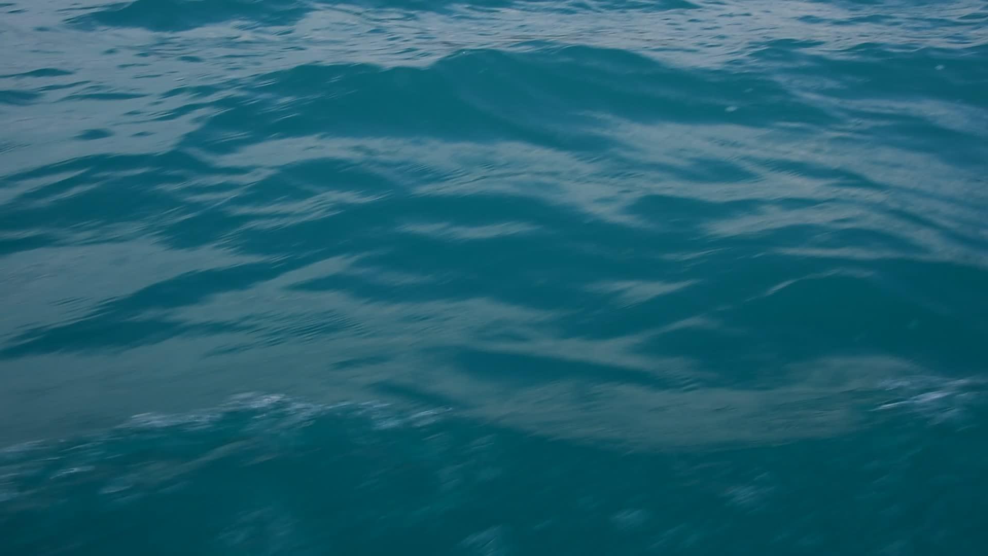 长长的蓝色海水在船上波浪视频的预览图