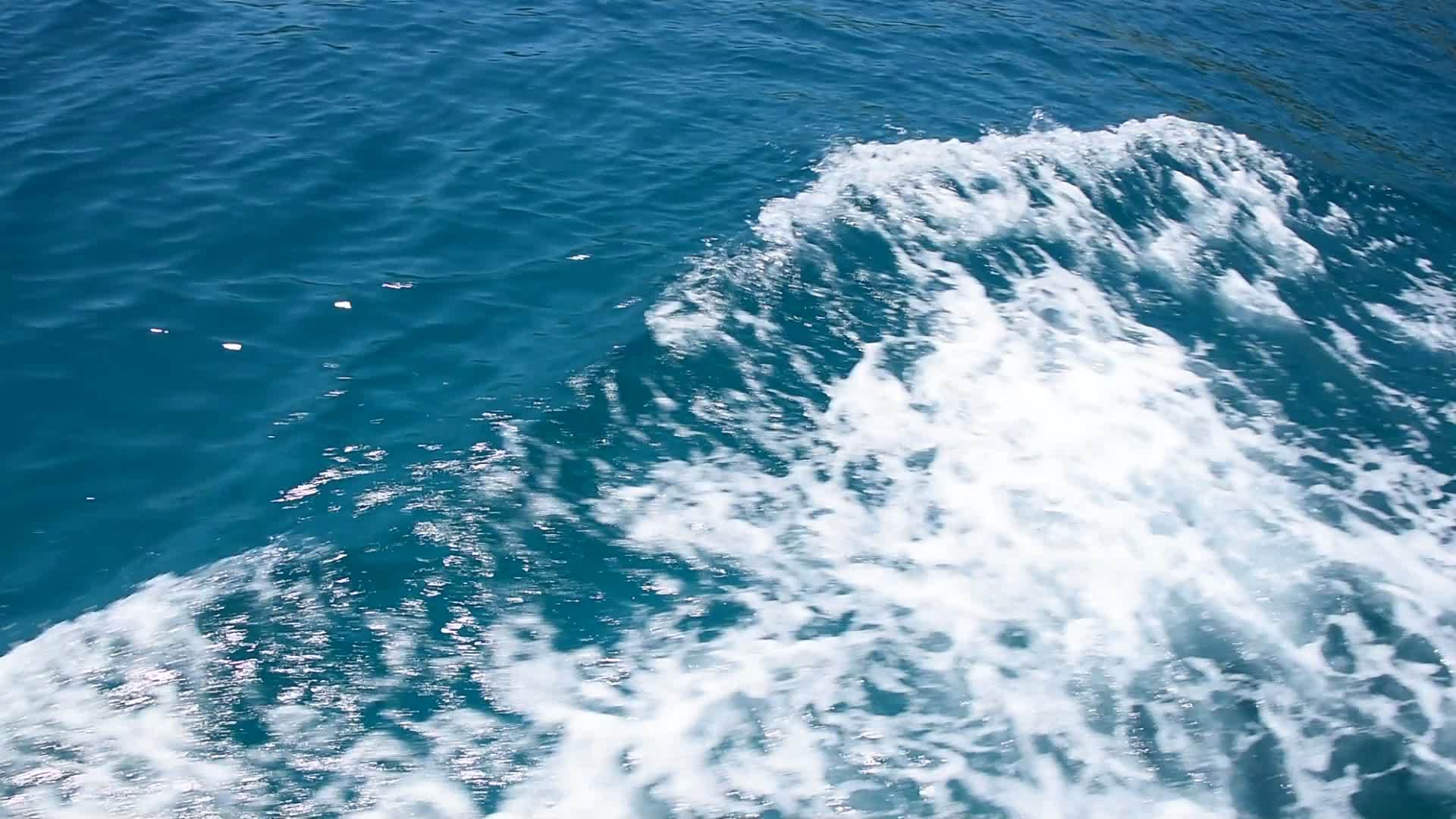 蓝色海潮在船上运行视频的预览图