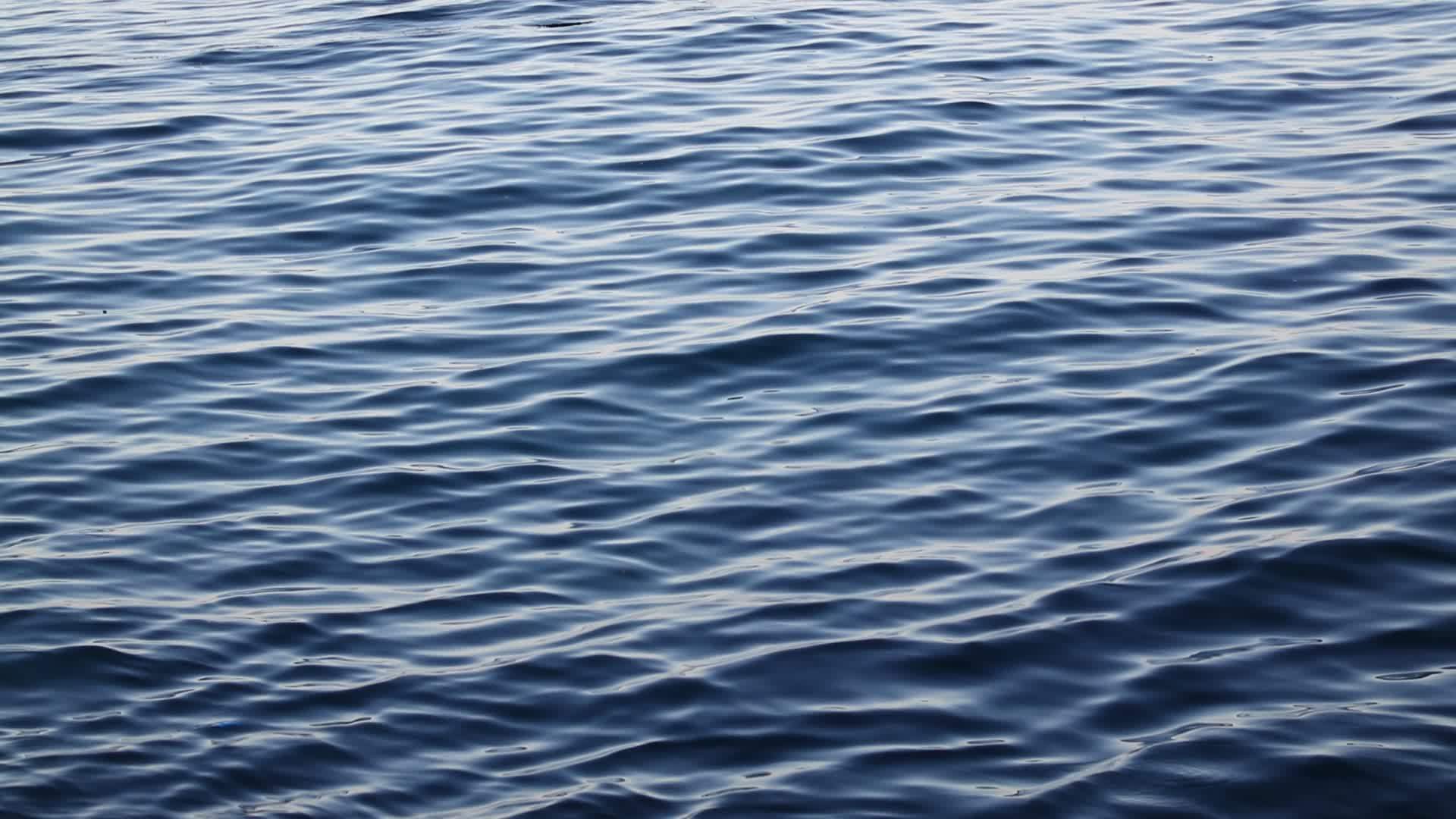 蓝色的海浪流落在水面上视频的预览图