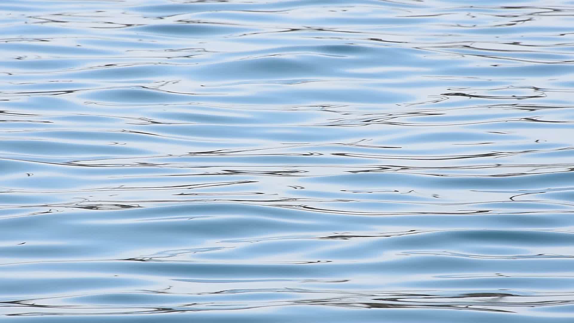 蓝色的海浪在水面上流动视频的预览图