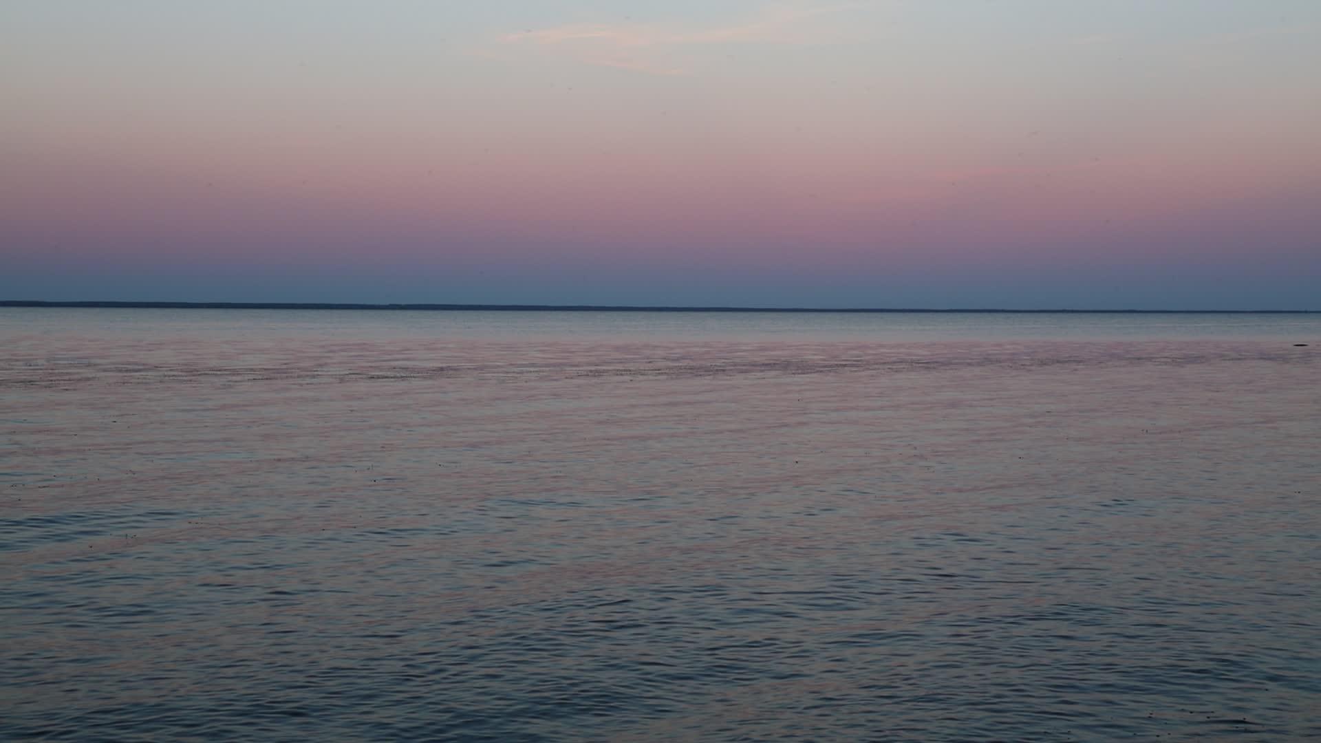 晚上日落时水流在水中视频的预览图