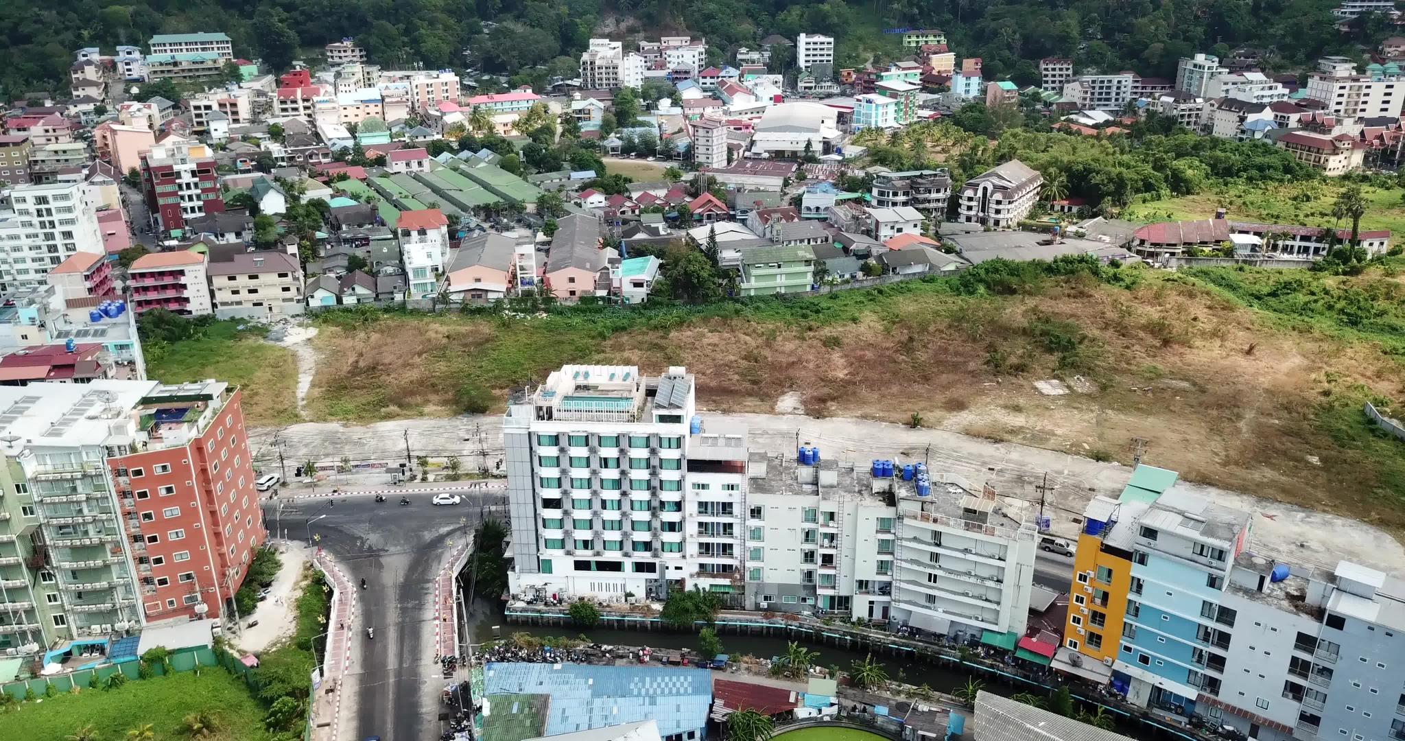 无人驾驶飞机在普吉岛帕东观看视频的预览图