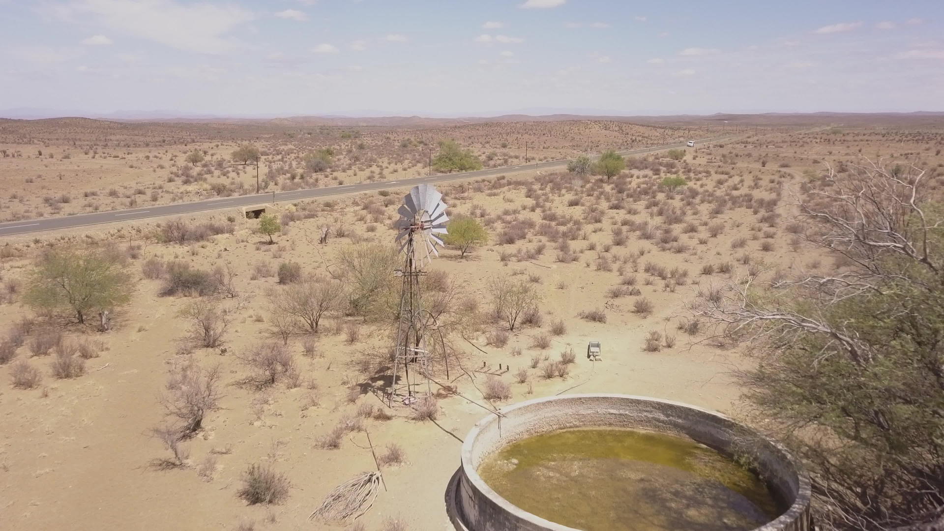 在干燥的沙漠景观中水泵是空的视频的预览图