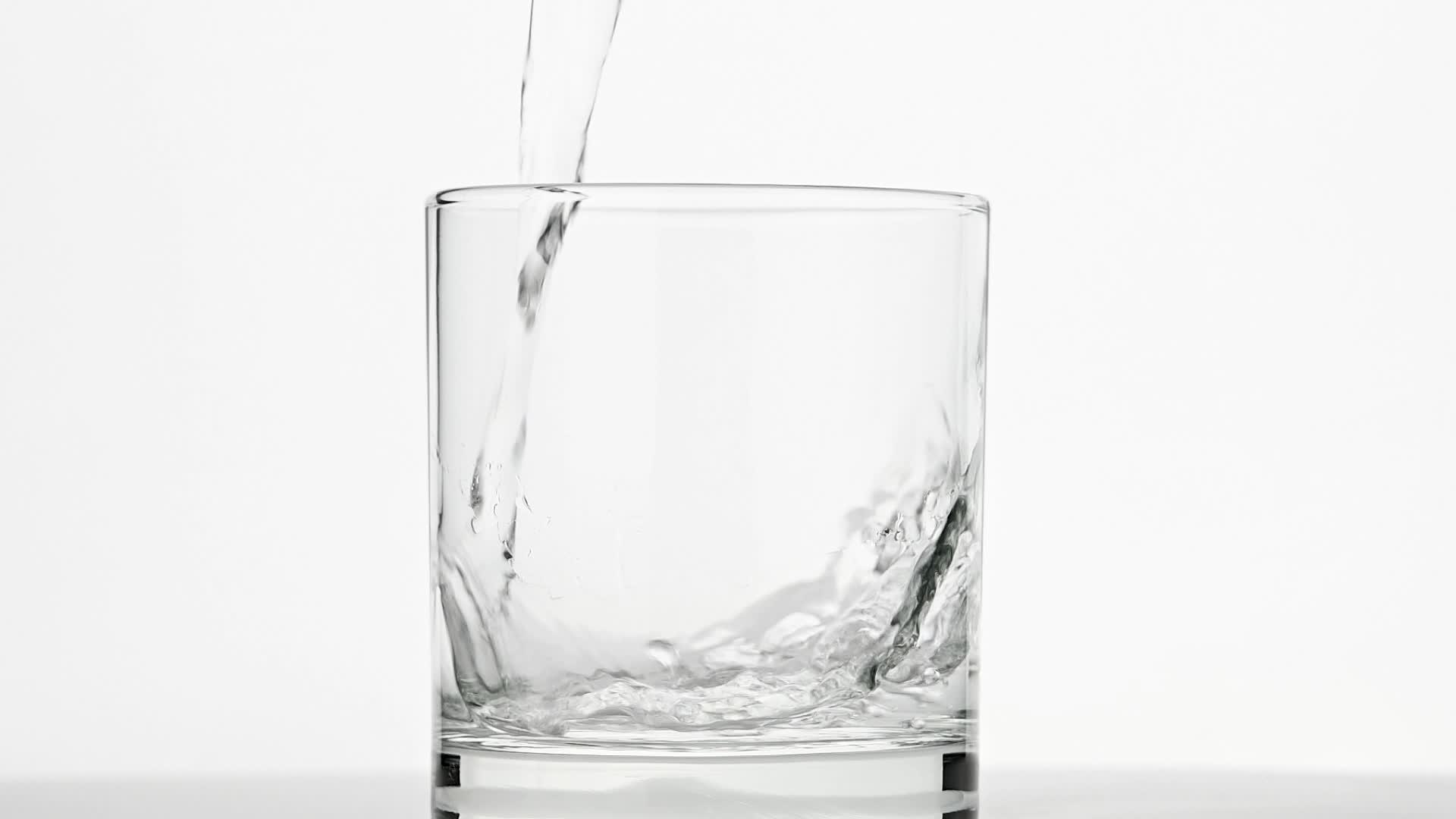 倒入白色玻璃中的饮用水中视频的预览图