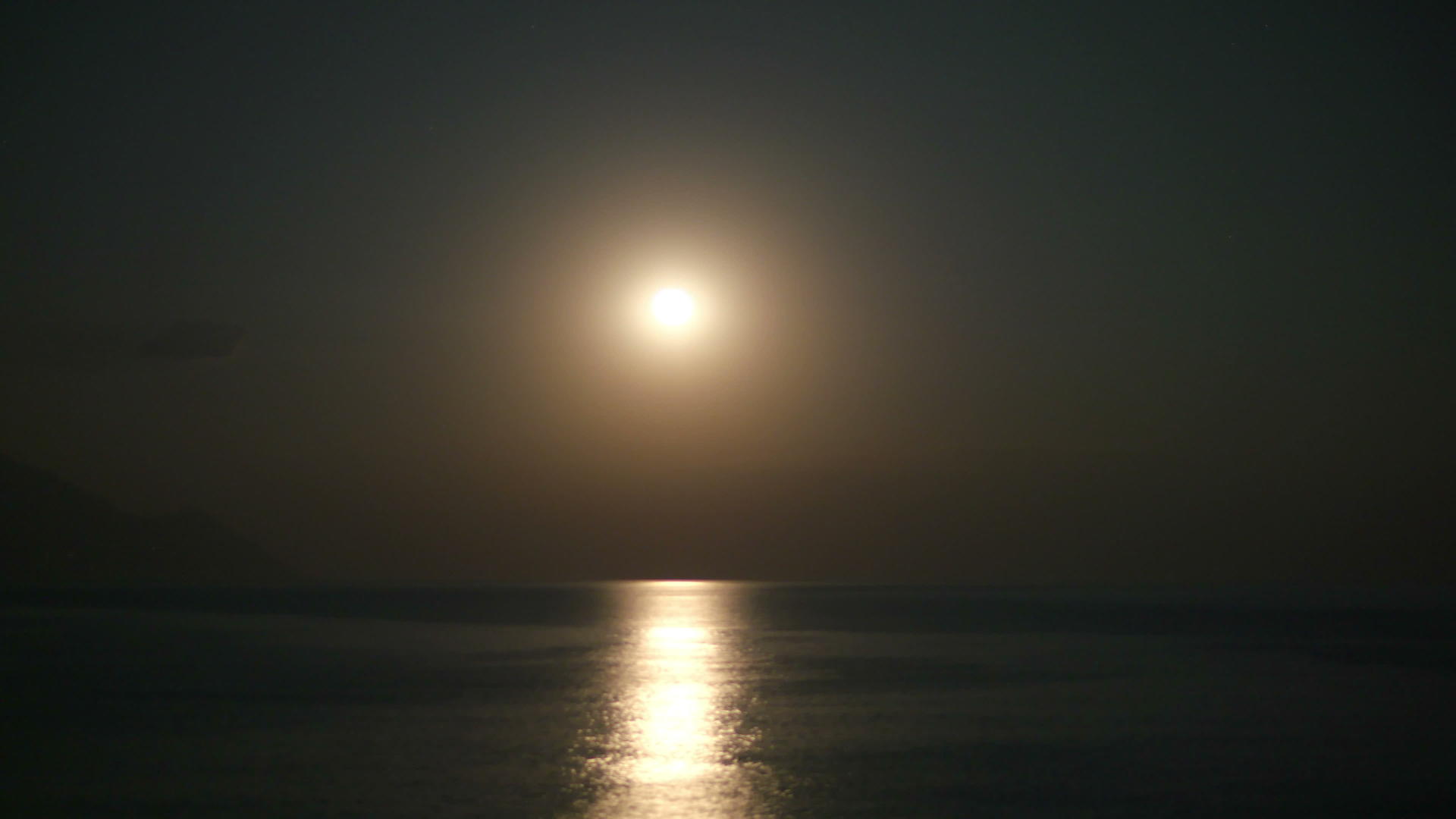 满月在海中升起视频的预览图
