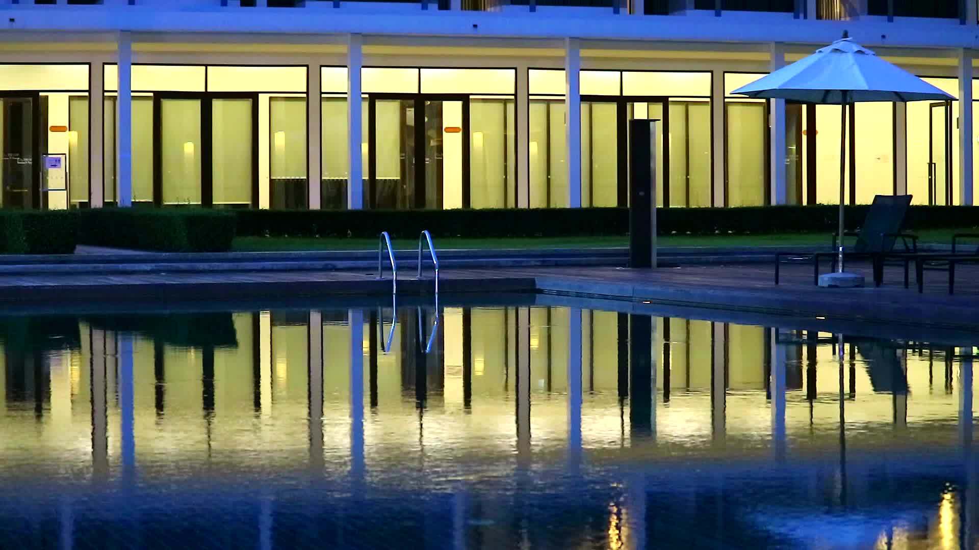 雨水落在游泳池的水面上视频的预览图