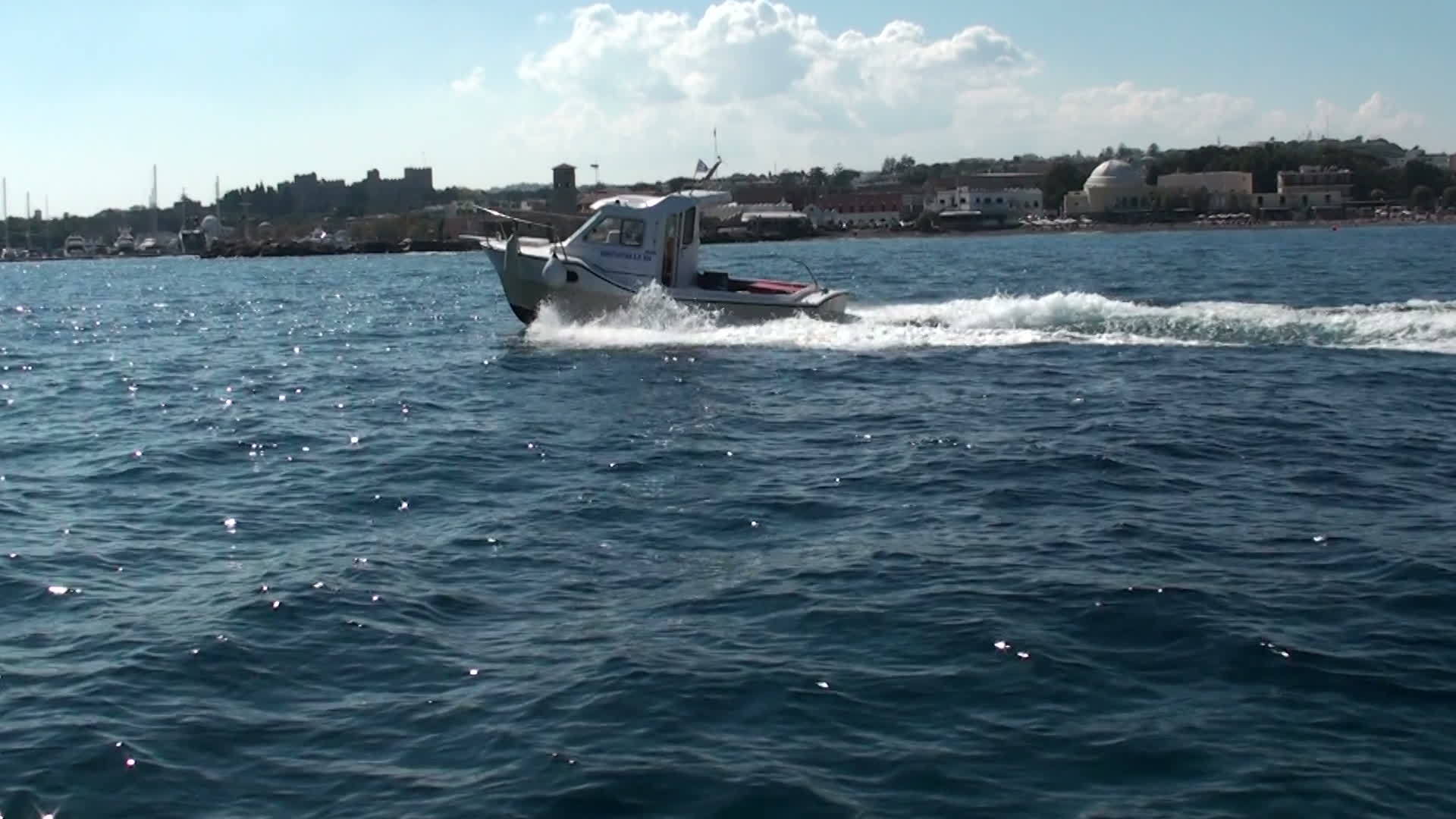 希腊海岸警卫队的船只在希腊海岸航行rhodes湾视频的预览图