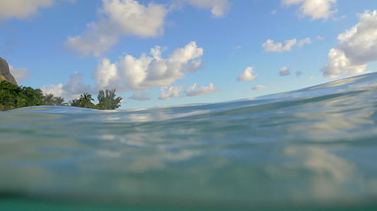清澈的蓝色海洋水和热带岛屿视频的预览图