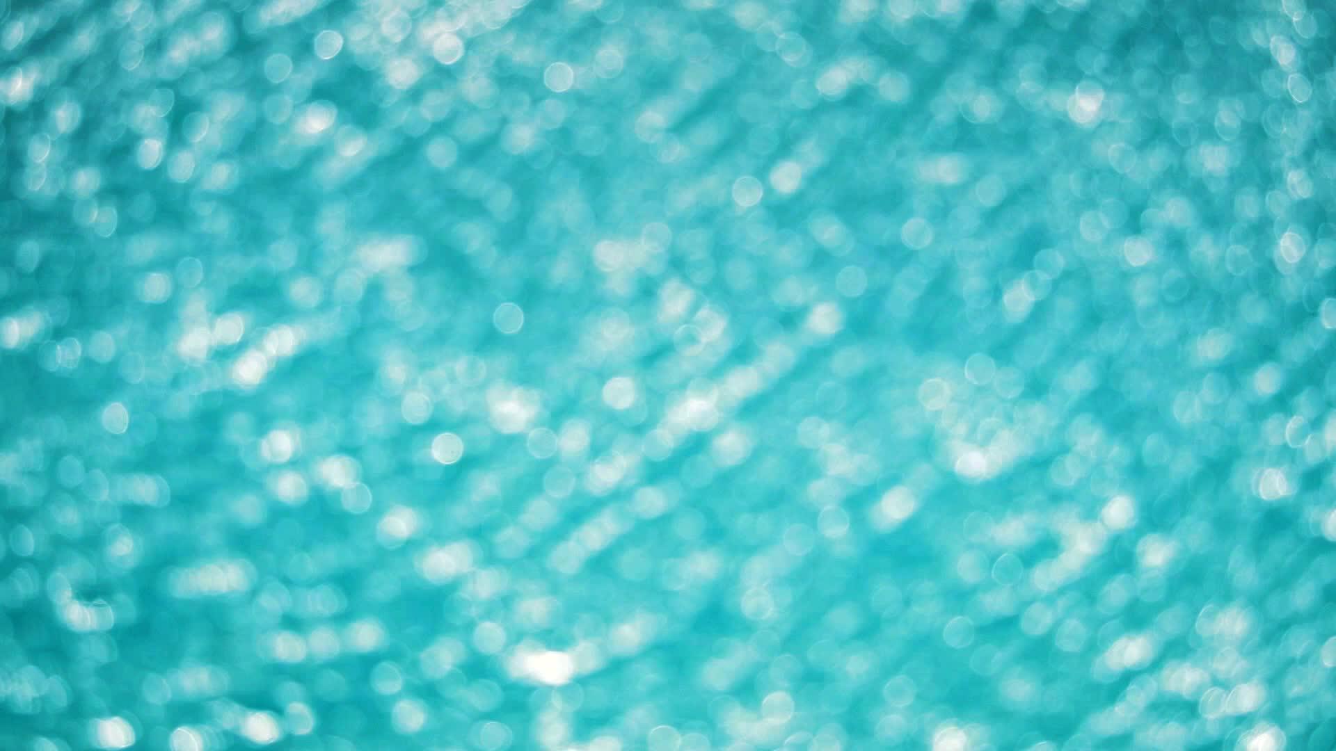 浅蓝色的水在池表面反射阳光当蓝色模糊时视频的预览图