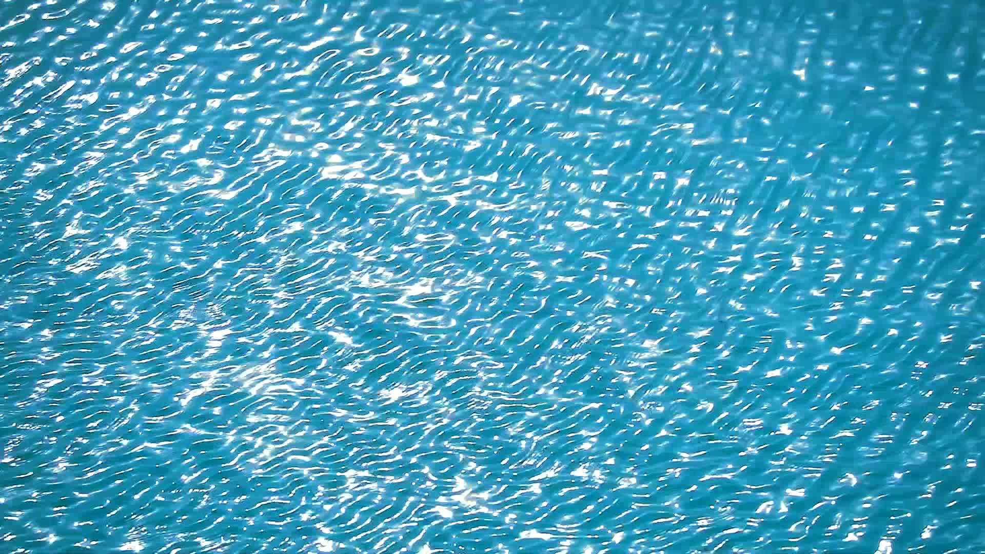 池表面清澈的蓝水反射阳光视频的预览图