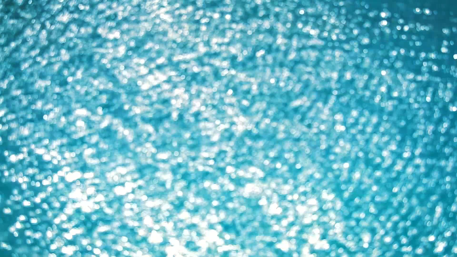 池塘上的模糊反射表面是蓝色的波浪水抽象的多彩视频的预览图
