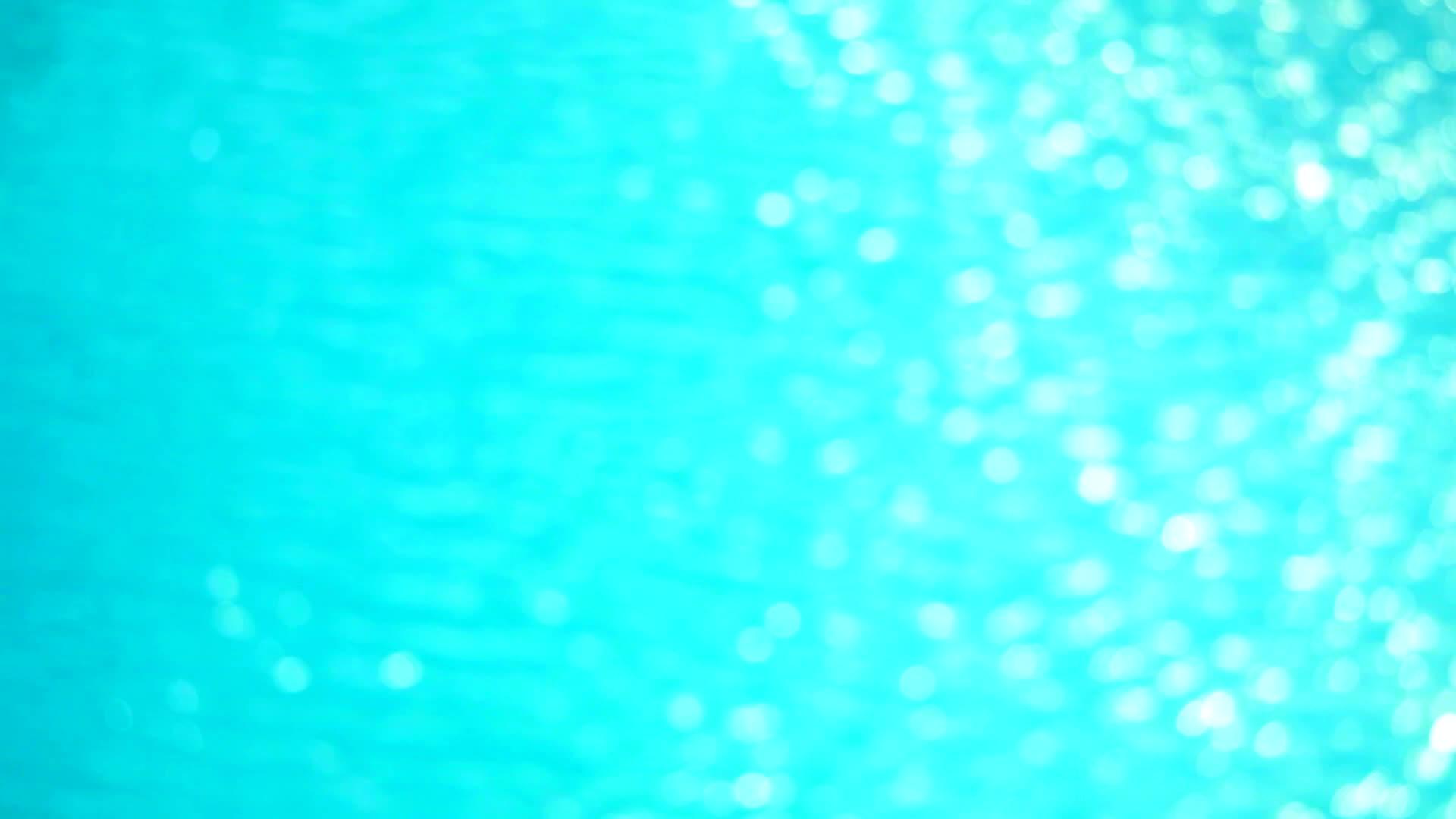 池塘表面的浅蓝色水模糊而明亮光线反射阳光视频的预览图