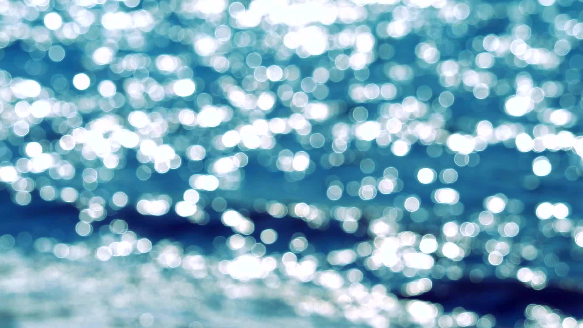 夏天的蓝色和白色bokeh闪烁的背景是海浪的模糊反射视频的预览图