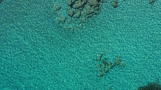 希腊克里特岛完美清晰的蓝色绿松石水航拍美丽的图片视频的预览图
