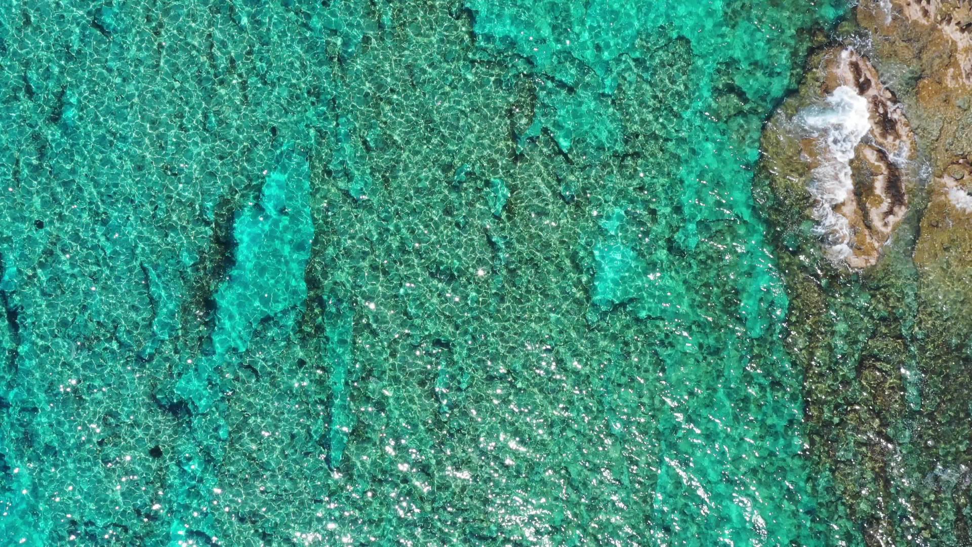 希腊克里特岛完美清晰的蓝色绿松石水航拍美丽的图片视频的预览图