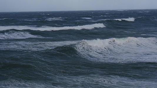 海洋风暴天气的巨浪视频的预览图
