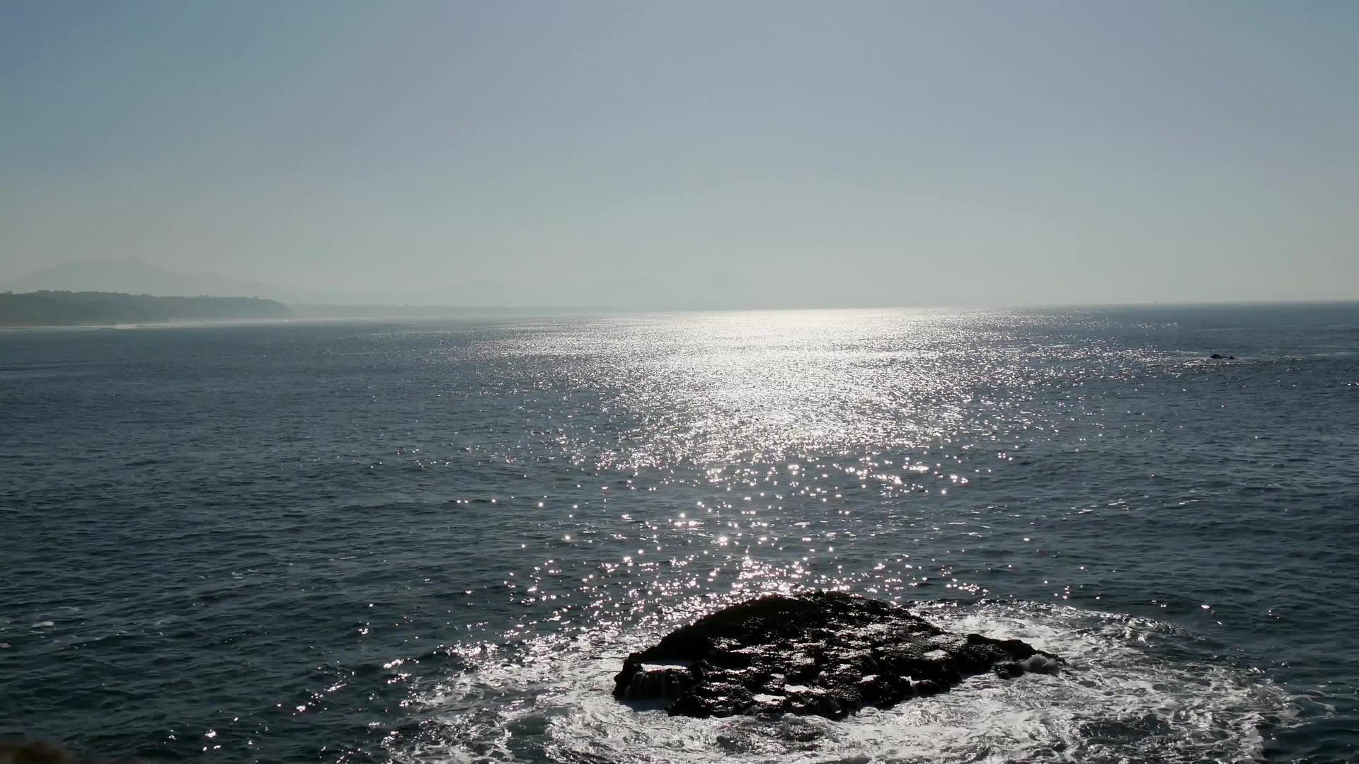 日落时倾斜的海洋视频的预览图