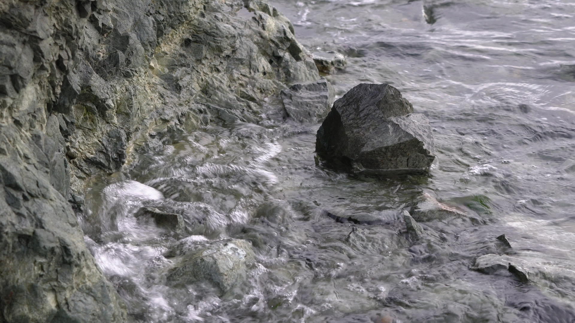 水晶般清澈的海水太平洋海浪拍打着岩石海岸岩石视频的预览图