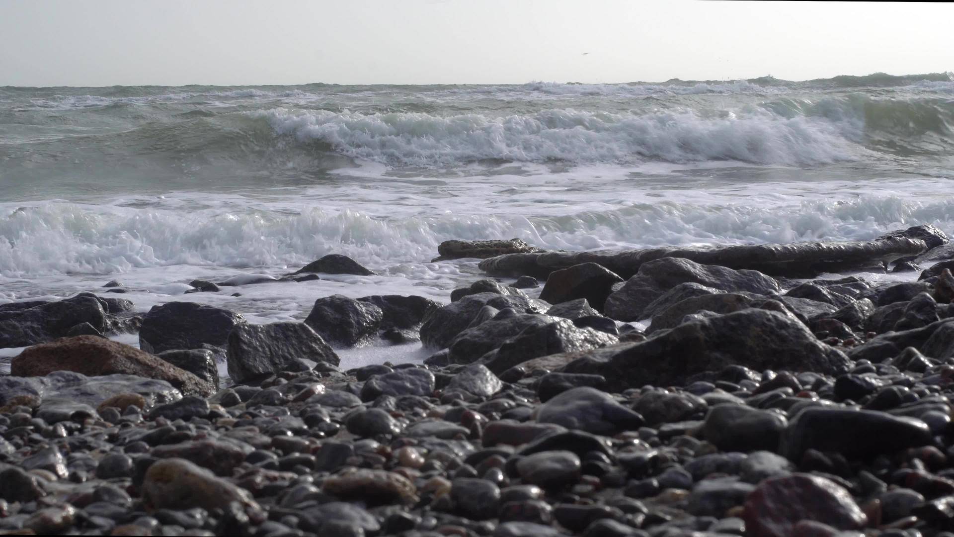 海浪在石头海岸上冲浪视频的预览图